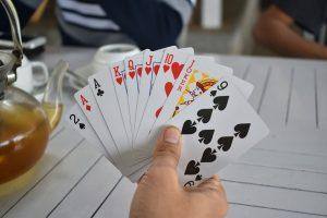 Como jogar poker em 8 passos simples