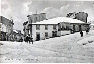 2. Farmácia Central, no centro da imagem. Largo João de Almeida, ainda com  o Terreiro dos Ovos. 