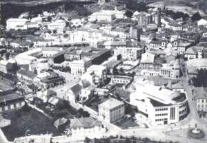 Figura 3 Entre A Velha Cgd E O Cine Teatro, O Telhado Cónico Do Coliseu.